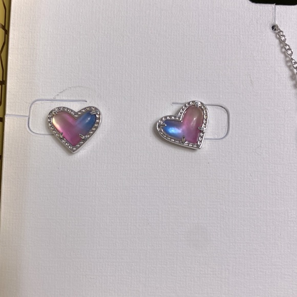 Kendra Scott Ari heart pendant necklace and stud earrings gift set - Picture 3 of 6